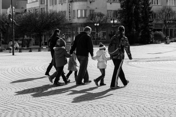 市Zilina影の人々を歩くことで混雑した スロバキア — ストック写真
