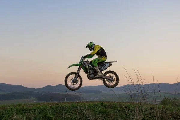Motocross Motociclista Pôr Sol Fundo Close Tiro — Fotografia de Stock