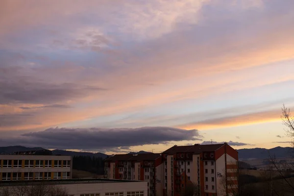 Krásné Mraky Nad Městem Slovensko — Stock fotografie