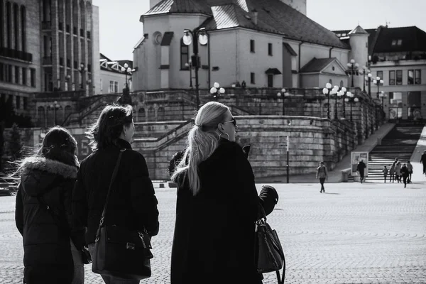 Cidade Zilina Lotado Por Pessoas Caminhando Com Sombras Eslováquia — Fotografia de Stock