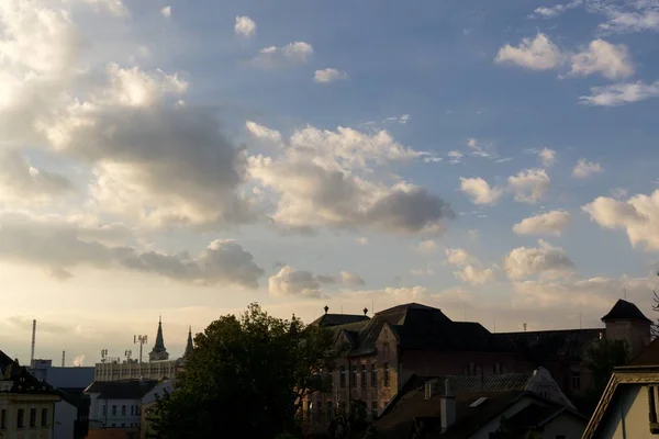 Sonnenaufgang Oder Sonnenuntergang Über Den Gebäuden Der Stadt Slowakei — Stockfoto