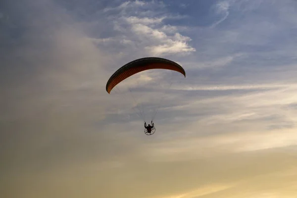 Parapente Voando Durante Pôr Sol Colorido Eslováquia — Fotografia de Stock