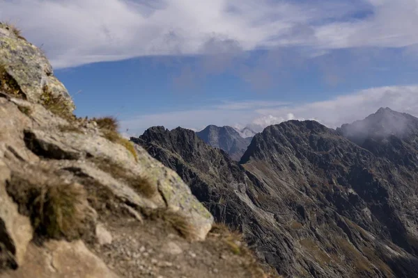 Dağlar. Rocky Tepesi. Yüksek Tatras, Slovakya 'da Sivy Zirvesi