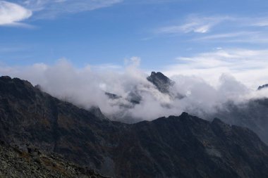 Dağlar. Rocky Tepesi. Yüksek Tatras, Slovakya 'da Sivy Zirvesi