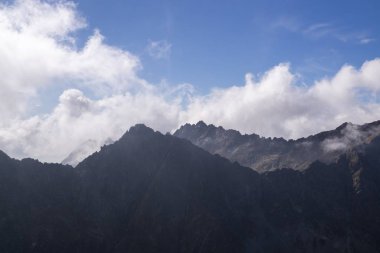 Dağlar. Rocky Tepesi. Yüksek Tatras, Slovakya 'da Sivy Zirvesi