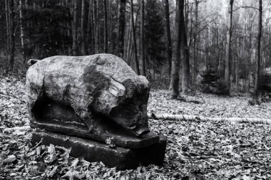 Slovakya, Zilina 'daki odun parkının ortasındaki tahta yaban domuzu heykeli.