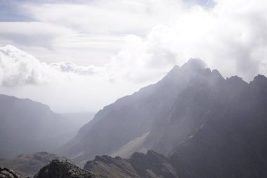 Dağlar. Rocky Tepesi. Yüksek Tatras, Slovakya 'da Sivy Zirvesi