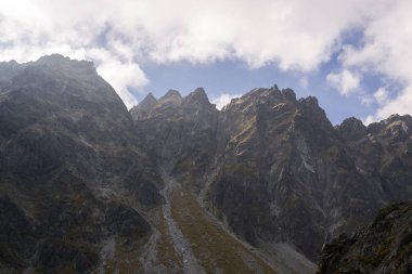 Dağ tepelerinde gündüz vakti çekilen yol.