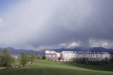 Bulutlu bir günde yağmurlu bir manzara