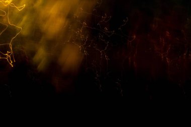 Caddedeki ışıkların soyut uzun pozlama görüntüsü