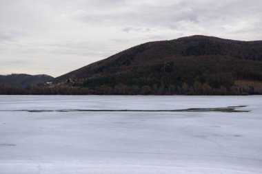 Parkta kış boyunca donmuş göl. Slovakya