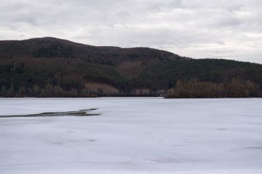 Parkta kış boyunca donmuş göl. Slovakya