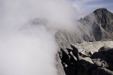 Dağlar. Rocky Tepesi. Yüksek Tatras, Slovakya 'da Sivy Zirvesi