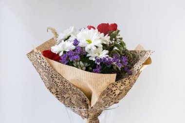 Beyaz arka planda bir buket çiçek