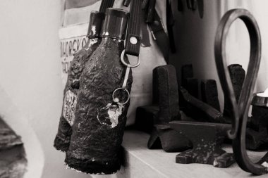 Atölyedeki eski demirci aletleri, yakın görünüm