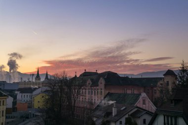 Şehirdeki binaların üzerinde gün doğumu ya da gün batımı. Slovakya
