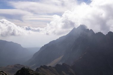 Dağlar. Rocky Tepesi. Yüksek Tatras, Slovakya 'da Sivy Zirvesi