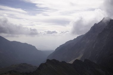 Dağlar. Rocky Tepesi. Yüksek Tatras, Slovakya 'da Sivy Zirvesi