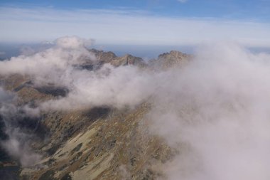 Dağlar. Rocky Tepesi. Yüksek Tatras, Slovakya 'da Sivy Zirvesi