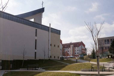 Şehir manzarası ve binalar, mavi gökyüzü ve bulutlar