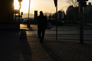 Şehrin güneş ışığı altında manzarası ve kışın insan.