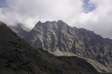 Dağ tepelerinde gündüz vakti çekilen yol.