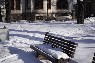 Kış manzarası karla kaplı bank