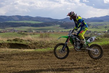 Motosiklet sürerken yakın çekim