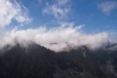 Dağlar. Rocky Tepesi. Yüksek Tatras, Slovakya 'da Sivy Zirvesi
