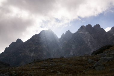 İnanılmaz dağ tepelerinde yol  