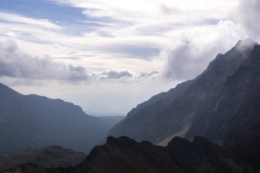 Dağlar. Rocky Tepesi. Yüksek Tatras, Slovakya 'da Sivy Zirvesi