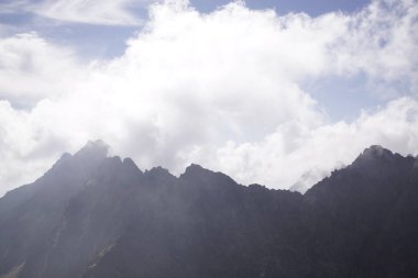 Dağlar. Rocky Tepesi. Yüksek Tatras, Slovakya 'da Sivy Zirvesi