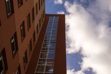 Bulutların yansımasına sahip modern bina