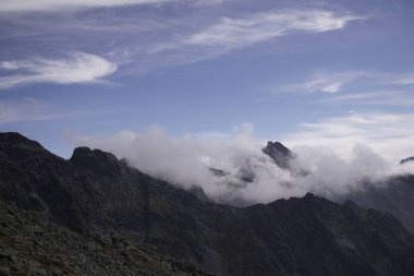 Dağlar. Rocky Tepesi. Yüksek Tatras, Slovakya 'da Sivy Zirvesi
