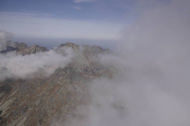 Dağlar. Rocky Tepesi. Yüksek Tatras, Slovakya 'da Sivy Zirvesi