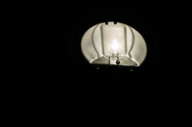 Siyah arka planda eski antik bir lamba