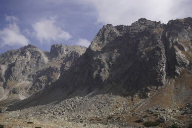 Dağlar. Rocky Tepesi. Yüksek Tatras, Slovakya 'da Sivy Zirvesi