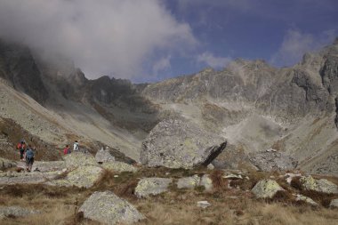 Dağlar. Rocky Tepesi. Yüksek Tatras, Slovakya 'da Sivy Zirvesi