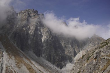 Dağlar. Rocky Tepesi. Yüksek Tatras, Slovakya 'da Sivy Zirvesi