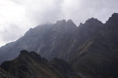 Dağlar. Rocky Tepesi. Yüksek Tatras, Slovakya 'da Sivy Zirvesi
