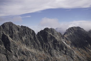 Dağlar. Rocky Tepesi. Yüksek Tatras, Slovakya 'da Sivy Zirvesi
