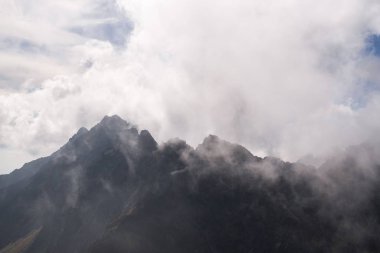 Dağlar. Rocky Tepesi. Yüksek Tatras, Slovakya 'da Sivy Zirvesi