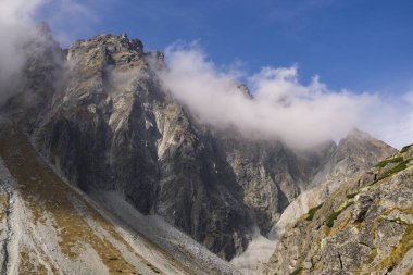 Dağlar. Rocky Tepesi. Yüksek Tatras, Slovakya 'da Sivy Zirvesi
