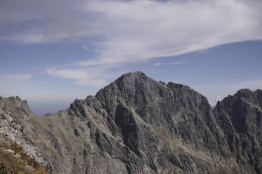 Dağlar. Rocky Tepesi. Yüksek Tatras, Slovakya 'da Sivy Zirvesi