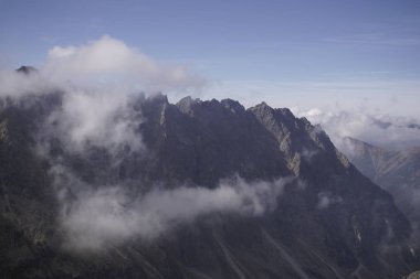 Dağlar. Rocky Tepesi. Yüksek Tatras, Slovakya 'da Sivy Zirvesi