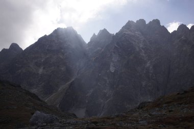 Dağlar. Rocky Tepesi. Yüksek Tatras, Slovakya 'da Sivy Zirvesi