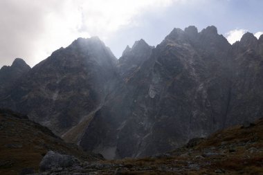 Dağlar. Rocky Tepesi. Yüksek Tatras, Slovakya 'da Sivy Zirvesi