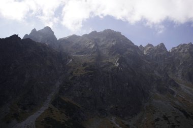 Dağlar. Rocky Tepesi. Yüksek Tatras, Slovakya 'da Sivy Zirvesi
