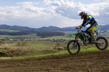 Motosiklet sürerken yakın çekim