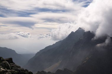 Dağlar. Rocky Tepesi. Yüksek Tatras, Slovakya 'da Sivy Zirvesi
